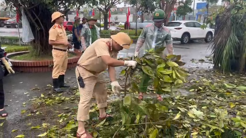 Công an quận Hồng Bàng tiếp tục bố trí lực lượng  khắc phục hậu quả bão số 3 khu vực Đền Liệt sỹ quận Hồng Bàng